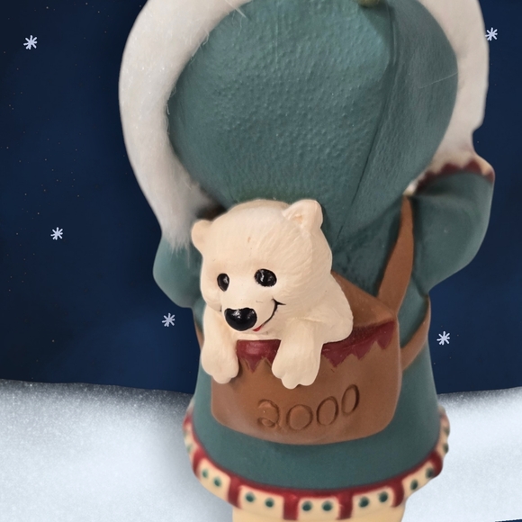 NWOT Vintage 2000 Hallmark Keepsake Christmas Ornament Bringing Her Gift Eskimo - Picture 5 of 8